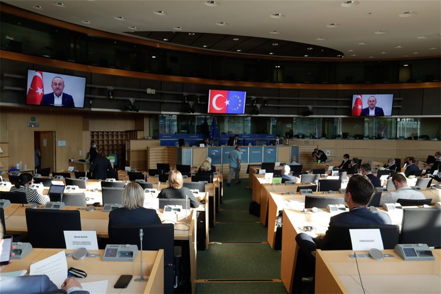 Ξεπέρασε κάθε όριο ο Μ.Τσαβούσογλου: Εμφάνισε την σημαία της ΕΕ ως ημισέληνο μέσα στο Ευρωκοινοβούλιο (φώτο)