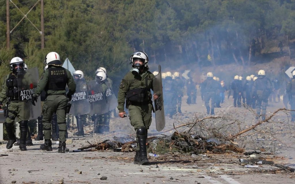 Στη Λέσβο κλούβες των ΜΑΤ μαζί με δύο «Αίαντες» – Ενισχύονται οι αστυνομικές δυνάμεις (βίντεο)