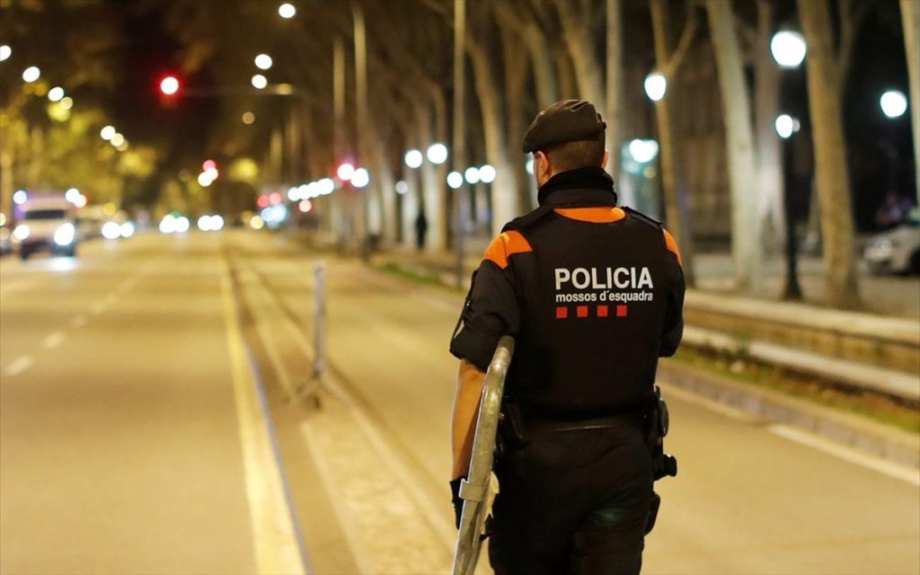 Ισπανία: Αστυνομικός γονάτισε στο λαιμό 14χρονου που δεν φορούσε μάσκα  και αρνήθηκε να δώσει τα στοιχεία του (βίντεο)
