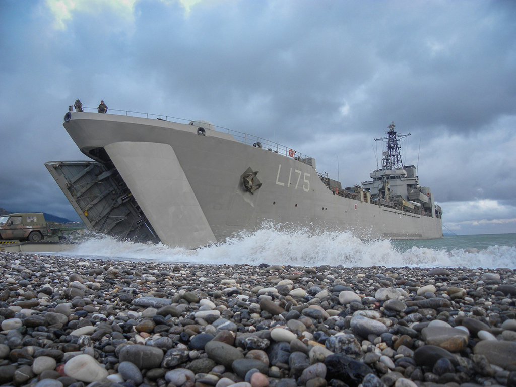 Διαρρηγνύουν τα επιχειρησιακά σχέδια: Στέλνουν αρματαγωγά στην Λέσβο για να κοιμούνται οι αλλοδαποί που έκαψαν τη Μόρια