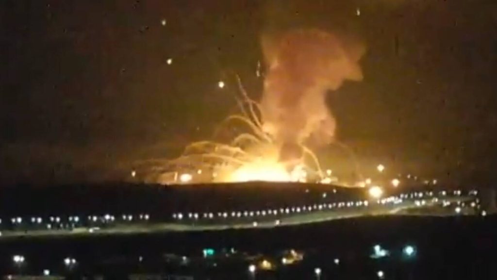 Kόλαση στην Ιορδανία: Ισχυρές εκρήξεις σε στρατιωτική βάση στην πόλη Ζάρκα – Νεκροί και τραυματίες (βίντεο)