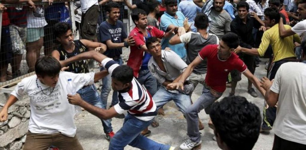 Χάος στην Λέσβο: Το νησί υπό κατοχή των 15.000 άστεγων παράνομων μεταναστών – Κυβερνητική προσπάθεια για νέο καταυλισμό