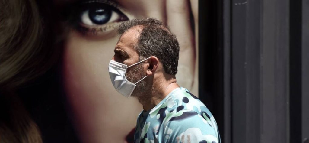 Φοβήθηκαν τις αντιδράσεις: «Όχι» της κυβέρνησης στην γενικευμένη χρήση μάσκας σε εξωτερικούς χώρους