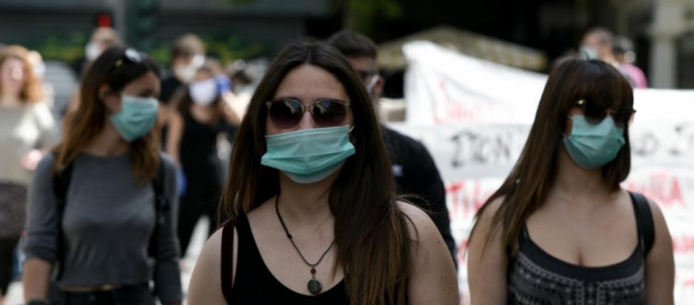 Φοβήθηκαν τις αντιδράσεις: «Όχι» της κυβέρνησης στην γενικευμένη χρήση μάσκας σε εξωτερικούς χώρους