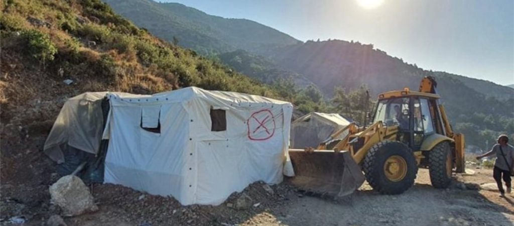 Σάμος: Ο Δήμος προχώρησε στην απομάκρυνση σκηνών από το ΚΥΤ – Σε εγρήγορση οι αστυνομικές αρχές (φώτο & βίντεο)