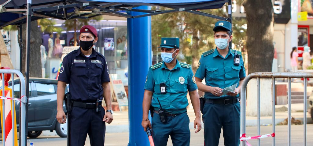 Ουζμπεκιστάν: Γυναίκα ξυλοκόπησε δύο άνδρες που την παρενόχλησαν και διώκεται για «χουλιγκανισμό»