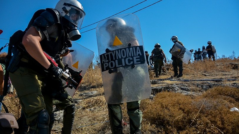 Δύο φέτες ψωμί, δύο ντοματίνια και λιωμένο τυρί έδωσαν στους άνδρες των ΜΑΤ στη Λέσβο! (φωτό)