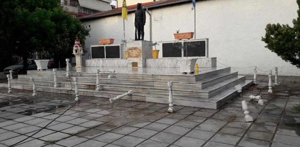 Βανδάλισαν για τρίτη συνεχόμενη φορά το άγαλμα του Πόντιου Ακρίτα στην Αλεξάνδρεια (βίντεο)