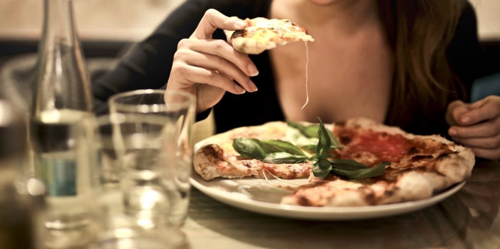 Προσοχή: Aυτές είναι οι τροφές που πρέπει να αποφεύγετε μετά τις 10 το βράδυ