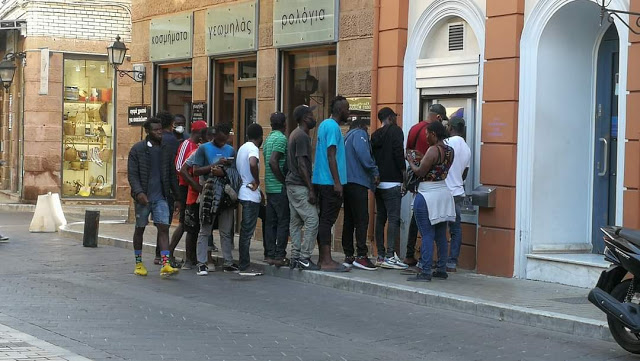 Παράνομοι μετανάστες ξέφυγαν από τον καταυλισμό του Καρά Τεπέ και πήγαν να βγάλουν λεφτά στα ΑΤΜ της Μυτιλήνης!