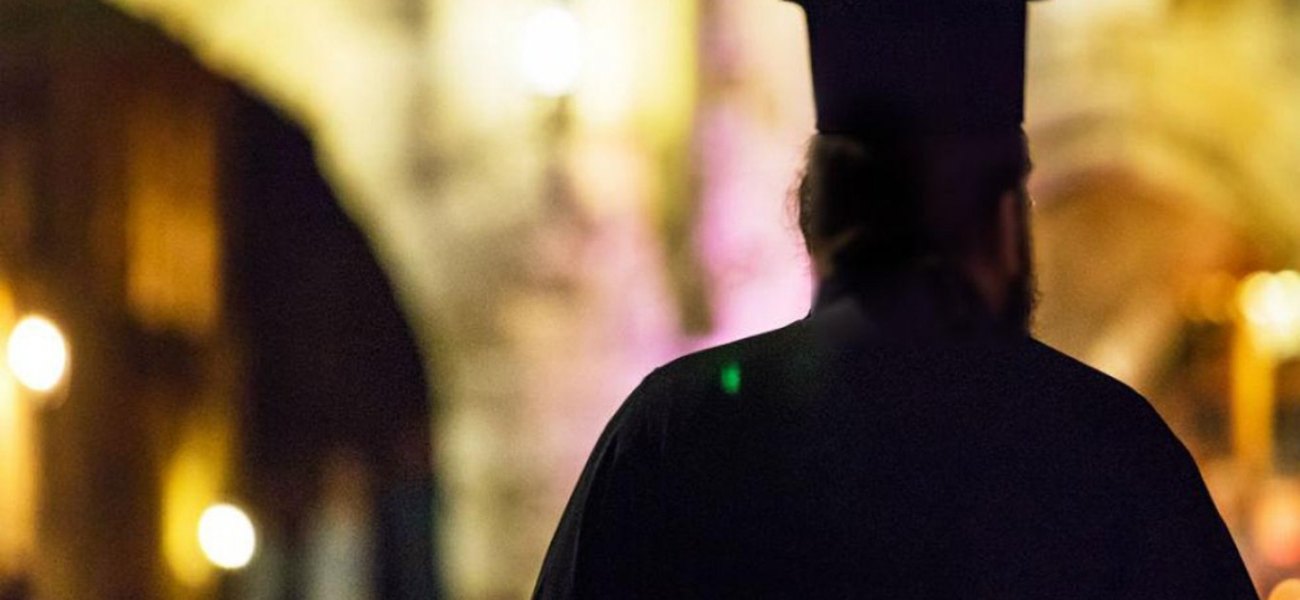 Λάρισα: Συνελήφθη ιερέας που φέρεται να ξυλοκόπησε την σύζυγο και την κόρη του