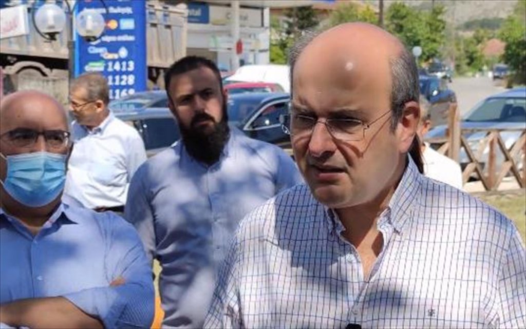 Στην Κοζάνη ο Κ.Χατζηδάκης: Το δώρο του πρώην δημάρχου και το… σχόλιο για το κάπνισμα (βίντεο)