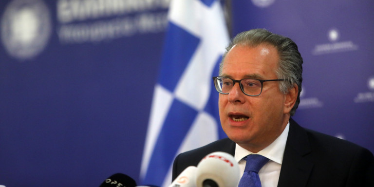 Ο Κουμουτσάκος απαντά στον Ακάρ για τον «μεζέ»: «Οταν δεν είσαι στο τραπέζι, είσαι στο πιάτο»