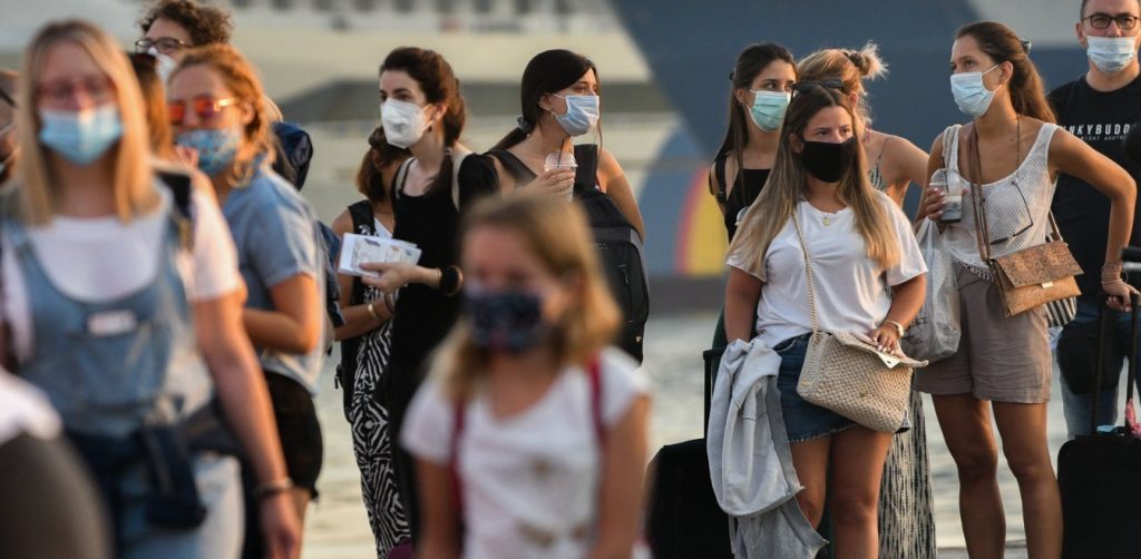 Συνεχίζονται τα πρόστιμα και οι συλλήψεις για τη μη χρήση μάσκας