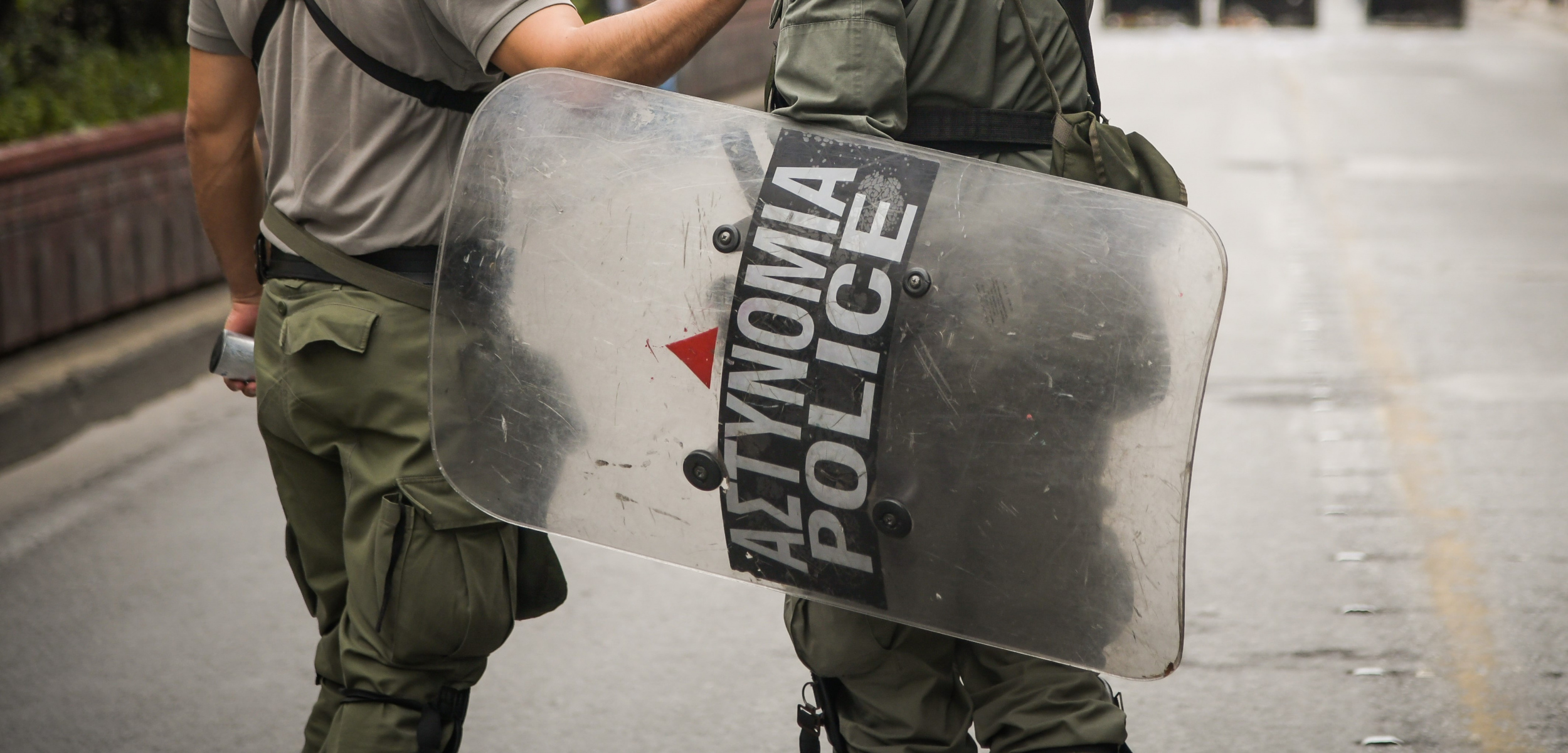 Αιματηρή συμπλοκή νεαρών με ΜΑΤ στην Ορεστιάδα – Τραυματίστηκαν δυο αστυνομικοί