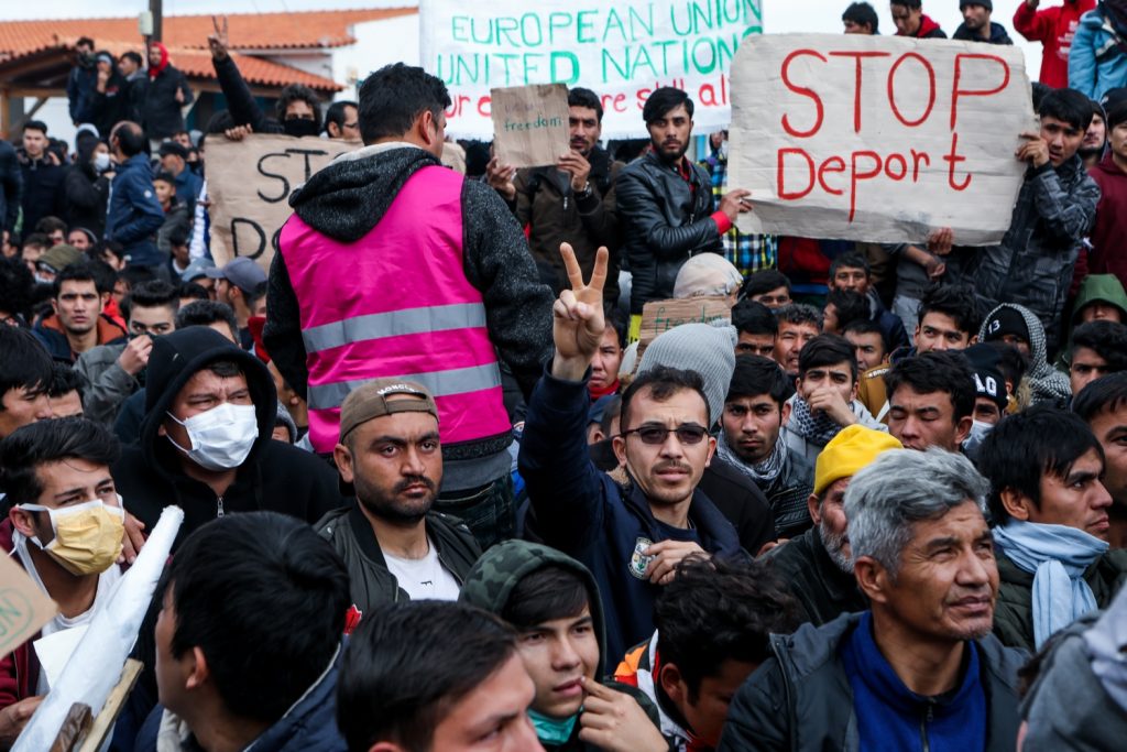 Λέσβος: «Αντάρτικο» Αφγανών – Αρνούνται να μπουν στο νέο καταυλισμό – Σενάρια για μεταφορά σε ακατοίκητα νησιά