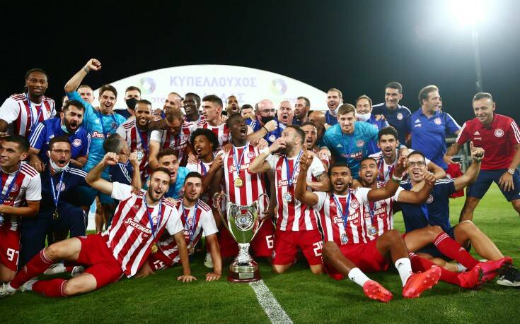 Το πανηγύρισαν οι «Ερυθρόλευκοι» – Στιγμιότυπα από την απονομή του Κυπέλλου (φώτο)