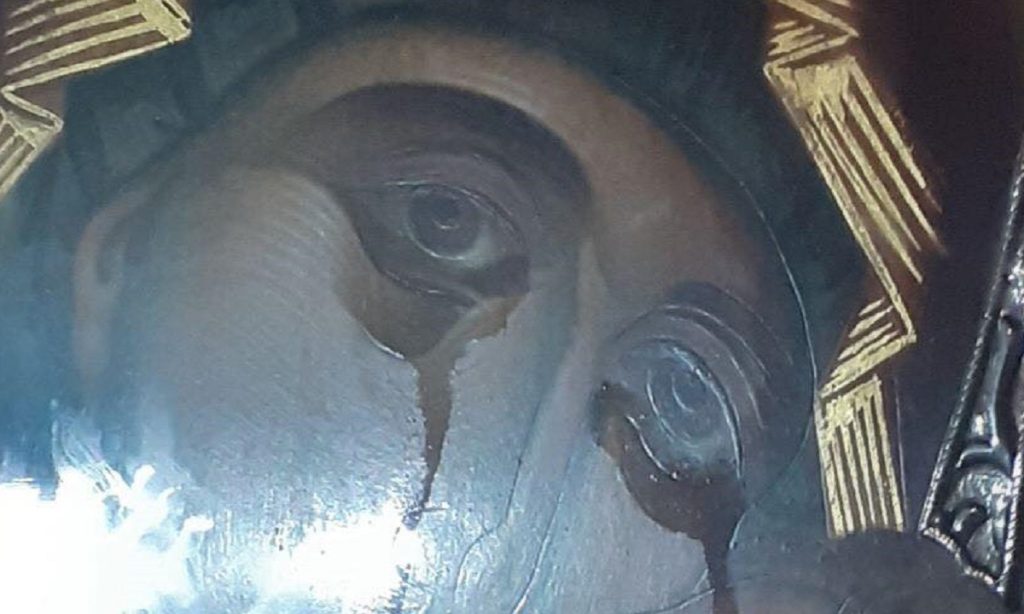 Δεκάδες πιστοί στην ουρά για την εικόνα της Παναγίας που δάκρυσε στο Βύρωνα (βίντεο)