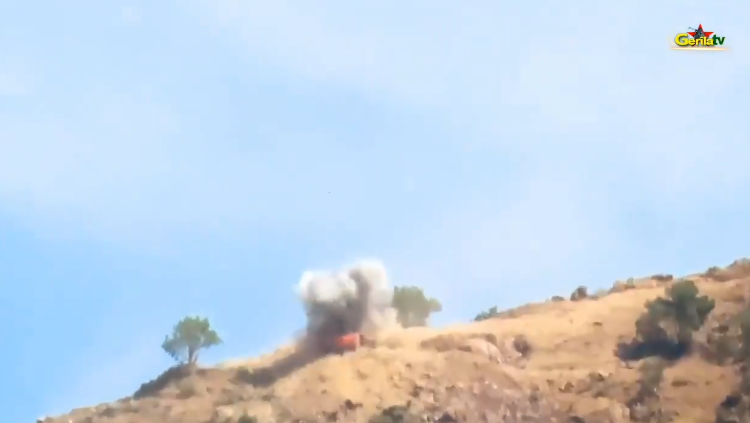 Οι Κούρδοι τίναξαν στον αέρα εκσκαφέα του τουρκικού στρατού που έχτιζε οχυρό (βίντεο)