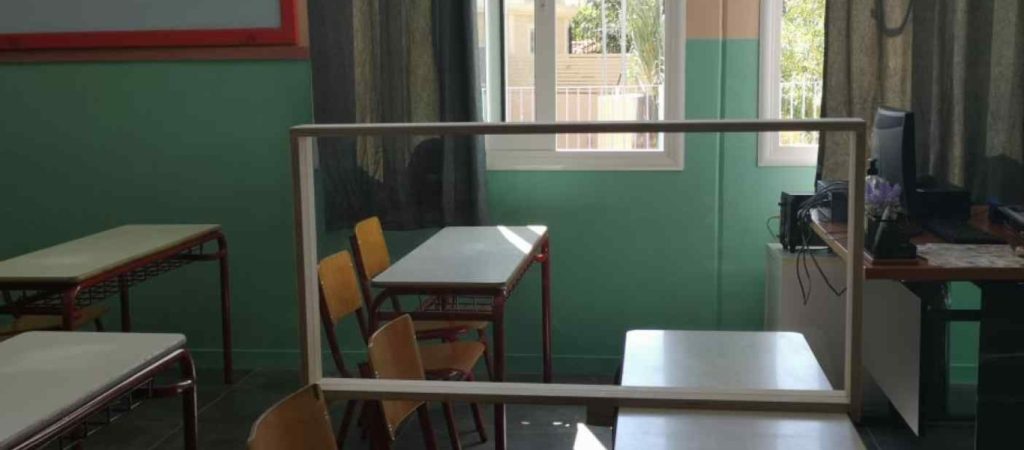 Δήμος Ραφήνας-Πικερμίου: Με διαχωριστικό πλεξιγκλάς στα θρανία και θερμικές πύλες εισόδου σε Γυμνάσια και Λύκεια