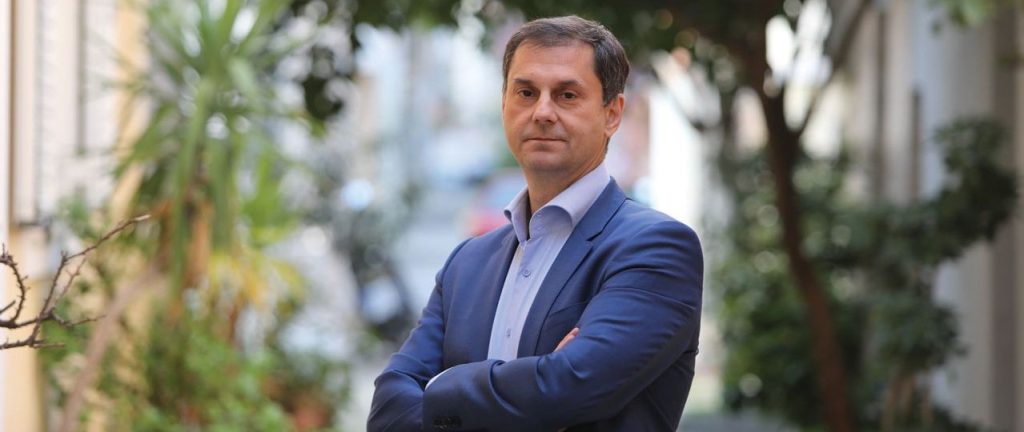Χάρης Θεοχάρης: Τηλεδιασκέψεις με φορείς του τουρισμού