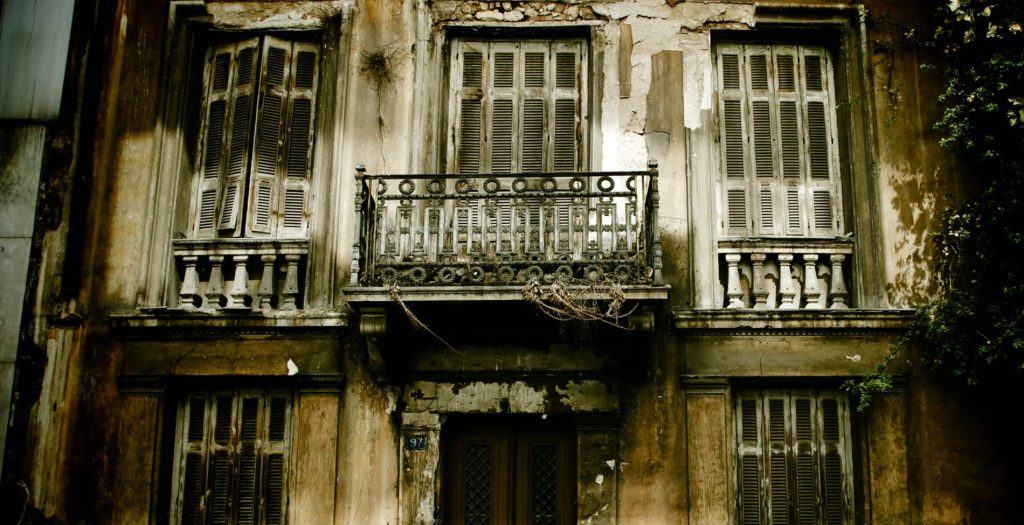 Τα «κόκκινα φανάρια της Τρούμπας»: Η ιστορία της κακόφημης συνοικίας του Πειραιά