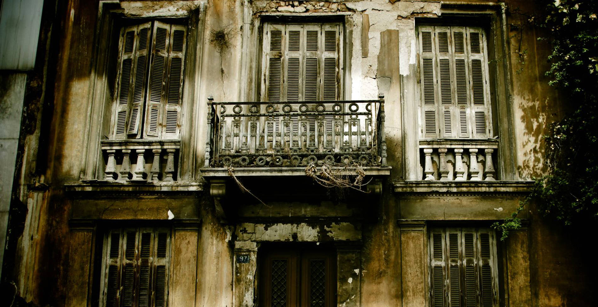 Τα «κόκκινα φανάρια της Τρούμπας»: Η ιστορία της κακόφημης συνοικίας του Πειραιά