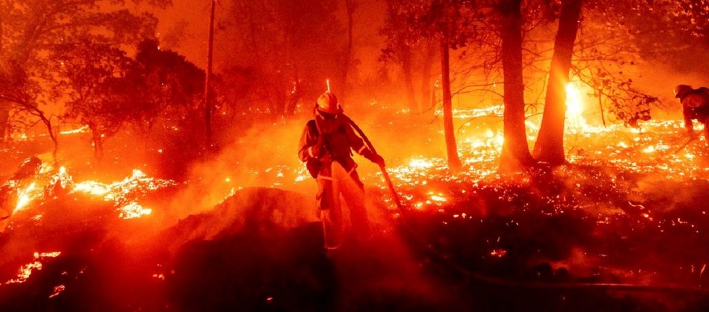 Πύρινη κόλαση στις ΗΠΑ – Περισσότεροι από 30 οι νεκροί (βίντεο)