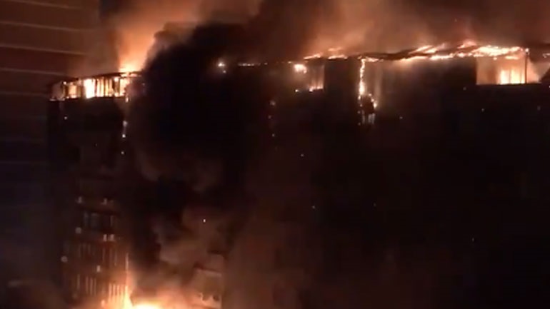 Μεγάλη φωτιά σε συγκρότημα κατοικιών στη Ρωσία (βίντεο)