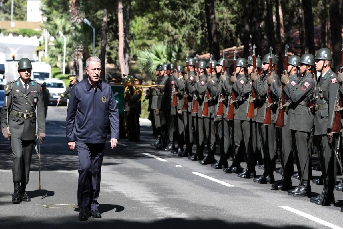 Στην κατεχόμενη βόρεια Κύπρο ο Τούρκος ΥΠΑΜ Χ.Ακάρ μαζί με τους αρχηγούς των Επιτελείων
