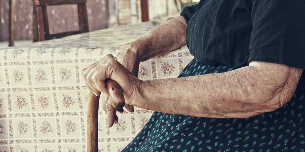 Kρήτη: 81χρονη ζήτησε να βγάλει φωτογραφία με τα εγγόνια της και μαζεύτηκαν…100 άτομα (φωτό)