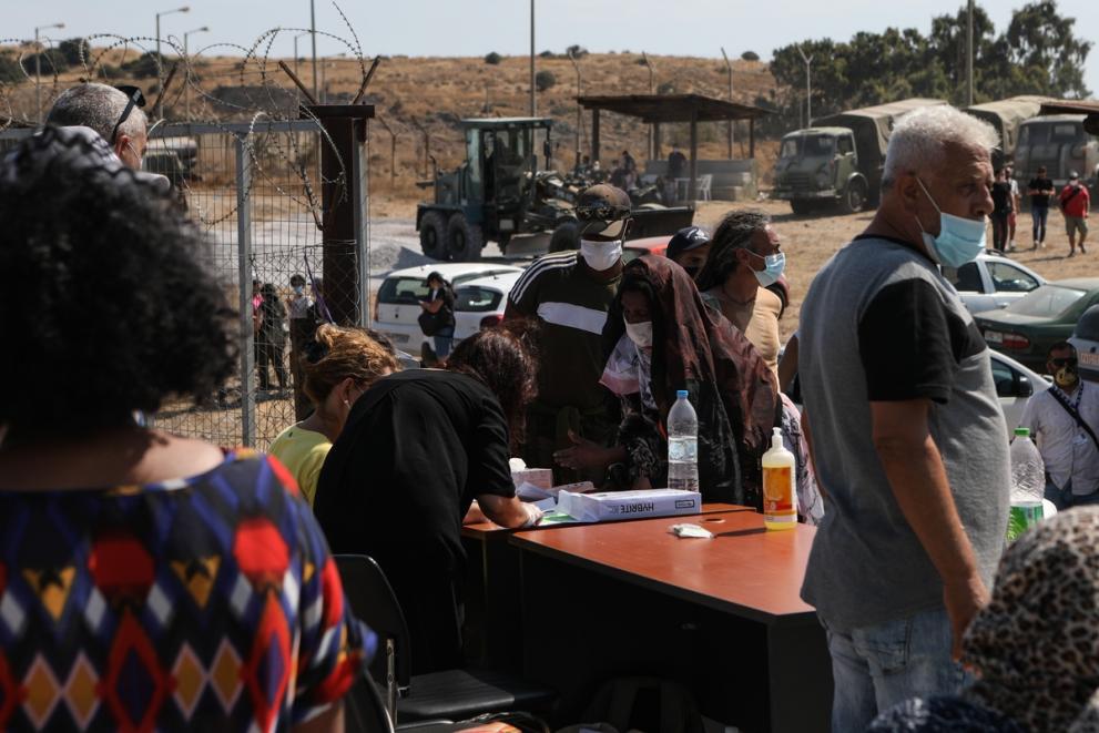 Λέσβος: Ο ΕΣ στήνει τον καταυλισμό για τους παράνομους μετανάστες και οι ΜΚΟ… επιβλέπουν υπό σκιά! (φωτό)