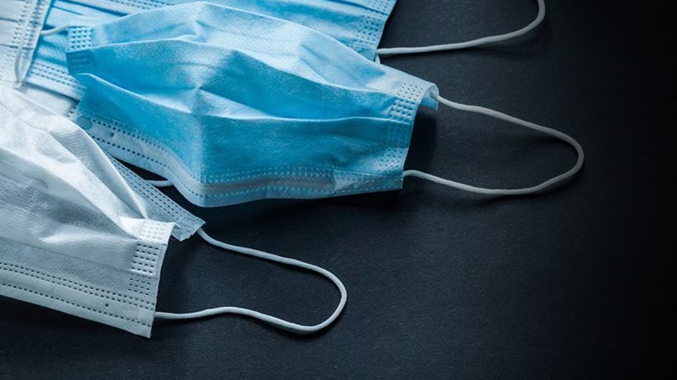 Πάτρα: Ουρές εκπαιδευτικών για να πάρουν μάσκες για τα σχολεία (φωτό)