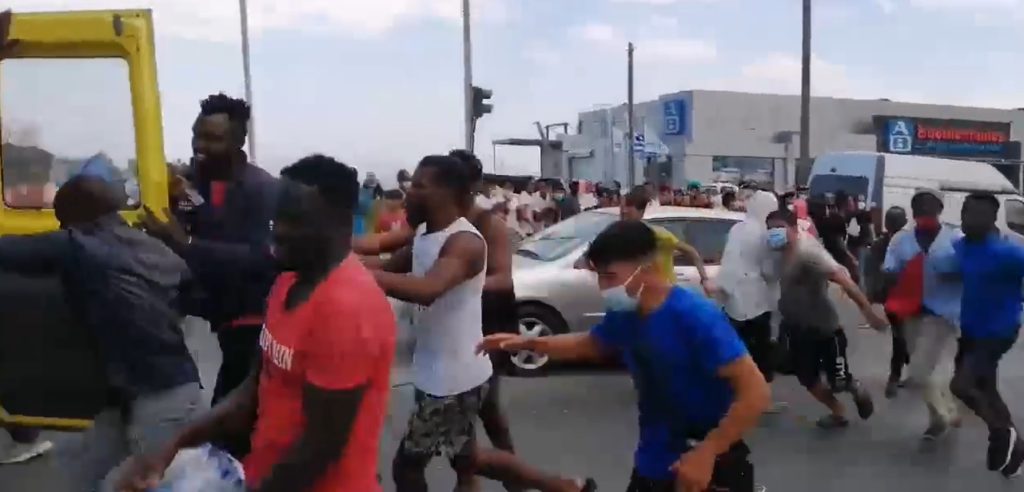 Εικόνες από Καμπούλ στη Λέσβο: Αλλοδαποί ορμούν σε οχήματα για να αρπάξουν τρόφιμα (βίντεο)