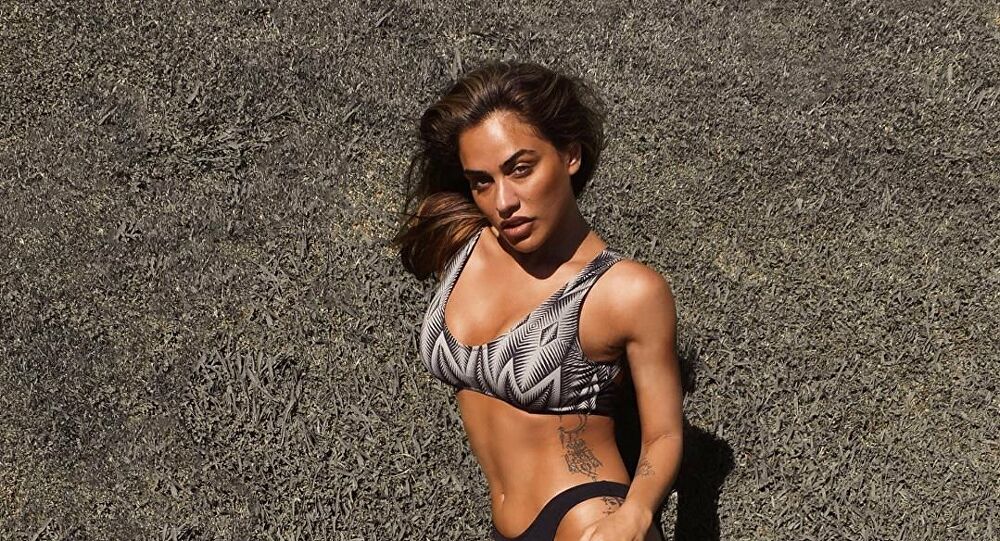 H Κόνι Μεταξά προκαλεί «σεισμό» με τις νέες φωτογραφίες της (φώτο)