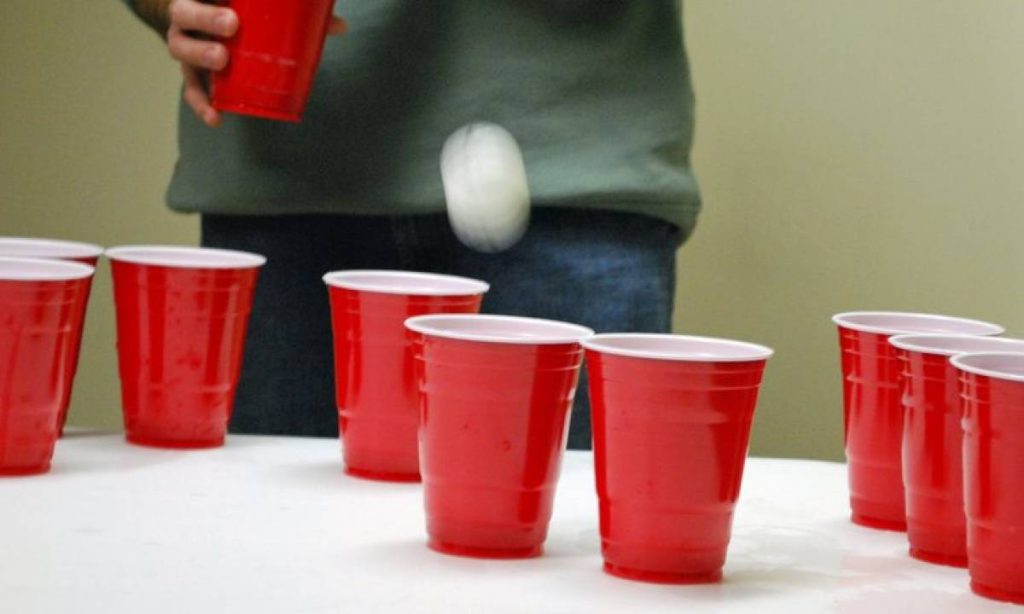 Αυτός είναι ο λόγος που έχουν γραμμές τα πλαστικά ποτήρια (φώτο)