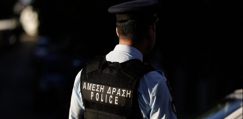 Μετρό Ομόνοιας: Αστυνομικός κλώτσησε άνδρα με γύψο και πατερίτσες (βίντεο)