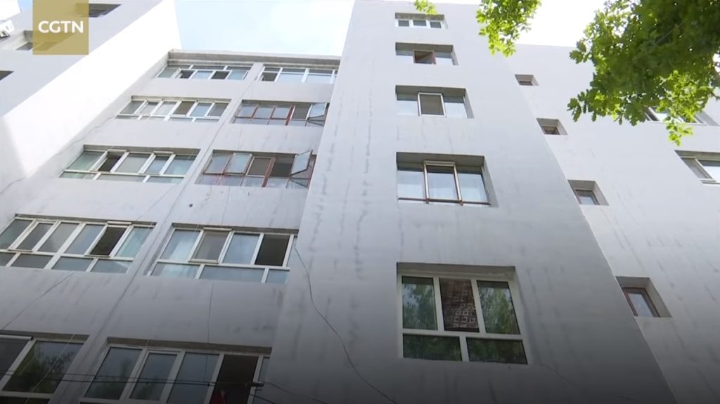 Κίνα: Δείτε τη στιγμή που γείτονες σώζουν 4χρονη που πέφτει από τον 2ο όροφο (βίντεο)