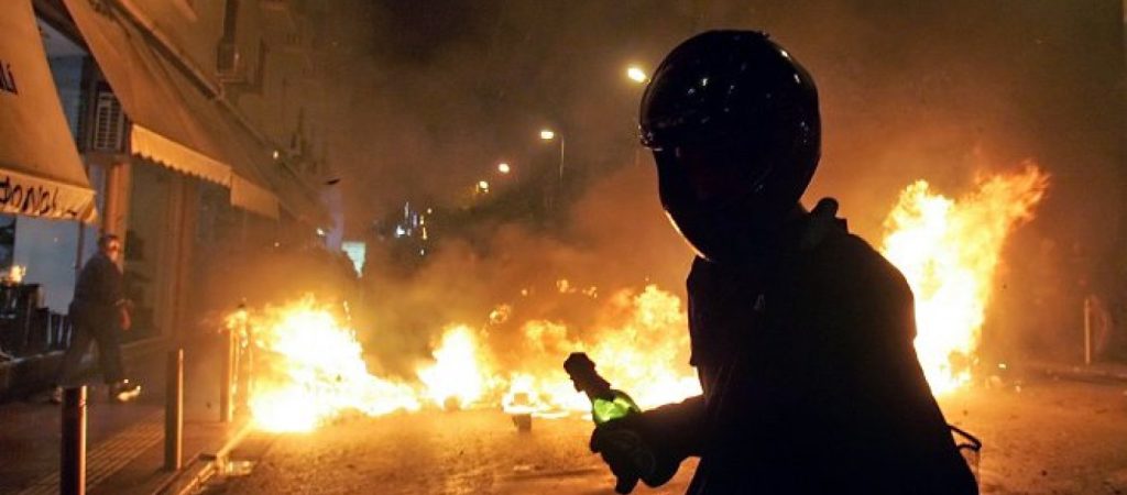 Άγνωστοι επιτέθηκαν με βόμβες μολότοφ σε διμοιρία των ΜΑΤ στην Χαριλάου Τρικούπη