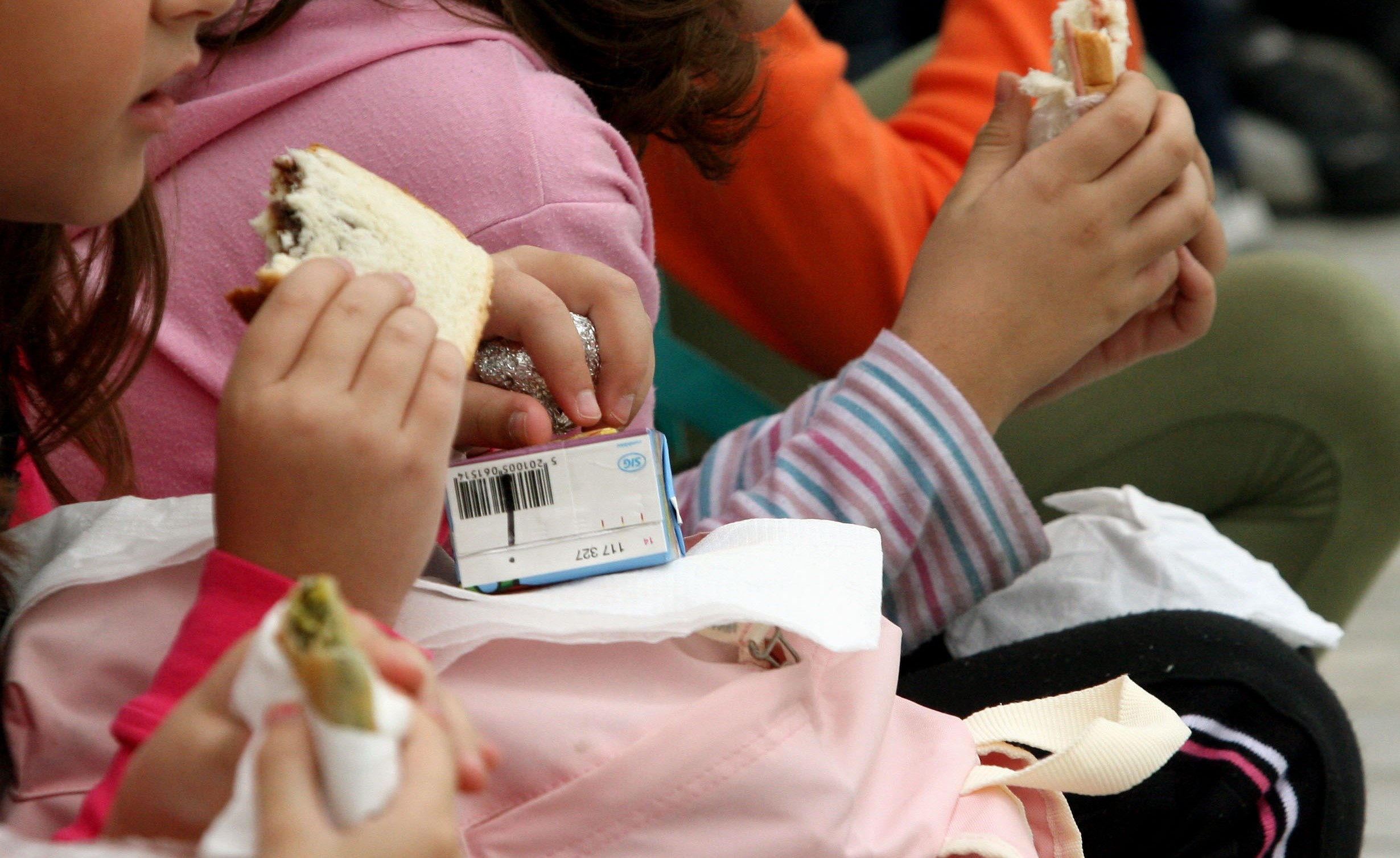 Σχολικά γεύματα: Ξεκινά άμεσα η διανομή τους στα σχολεία – Θα διανέμονται καθημερινά σε 185.000 μαθητές