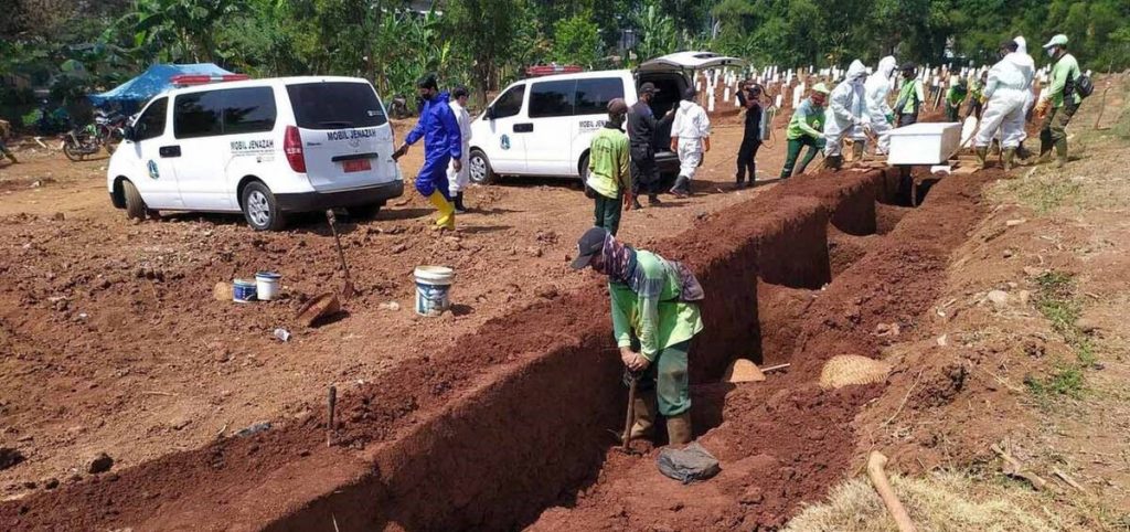 Ινδονησία: Αρνήθηκαν να βάλουν μάσκες και τους ανάγκασαν να… σκάψουν τάφους