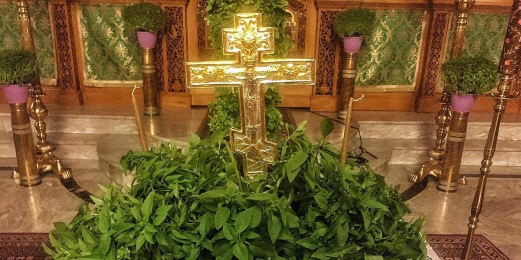 Ύψωση Τιμίου Σταυρού: Τα έθιμα που αναβιώνουν σήμερα