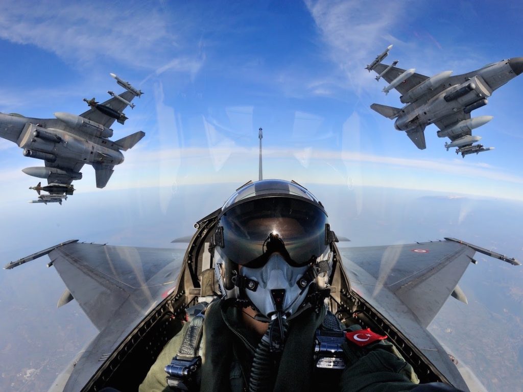 Τούρκοι και Πακιστανοί πιλότοι ποζάρουν πλάι-πλάι και υποστηρίζουν πως… «είναι οι καλύτεροι στον κόσμο» (φώτο)