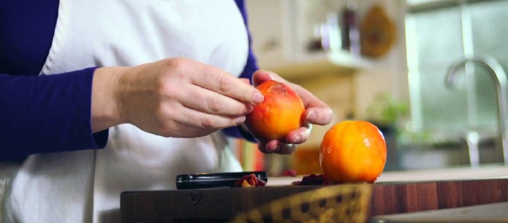 Το «κόλπο» για να καθαρίσεις το ροδάκινο με μία κίνηση (βίντεο)