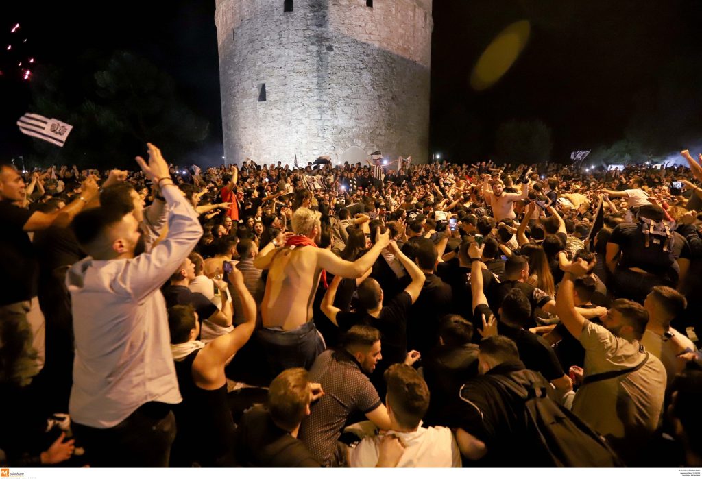 Θεσσαλονίκη: Ξέφρενοι πανηγυρισμοί των οπαδών του ΠΑΟΚ για την πρόκριση επί της Μπενφίκα