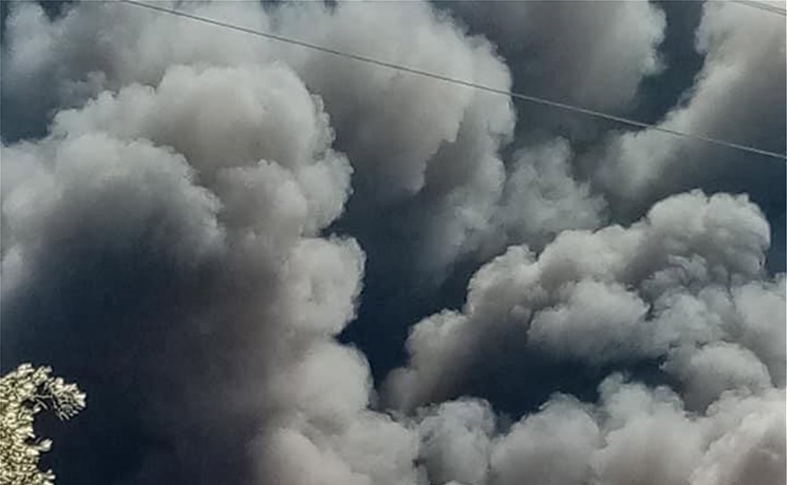 Ασπρόπυργος: «Μαύρισε» ο ουρανός από την φωτιά σε αποθήκη ξυλείας – Επί ποδός δυνάμεις της Πυροσβεστικής (φώτο)