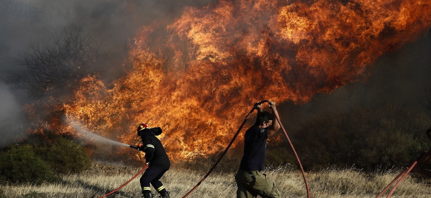 Πρέβεζα: Μεγάλη φωτιά καίει δάσος