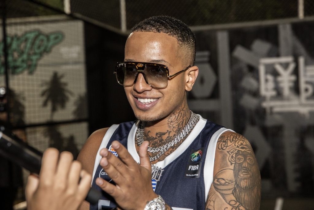 «Γυαλιά καρφιά» τα έκανε ο ράπερ Light: «Έπαιξε ξύλο» στην παραλιακή επειδή κάποιος φλέρταρε την κοπέλα του