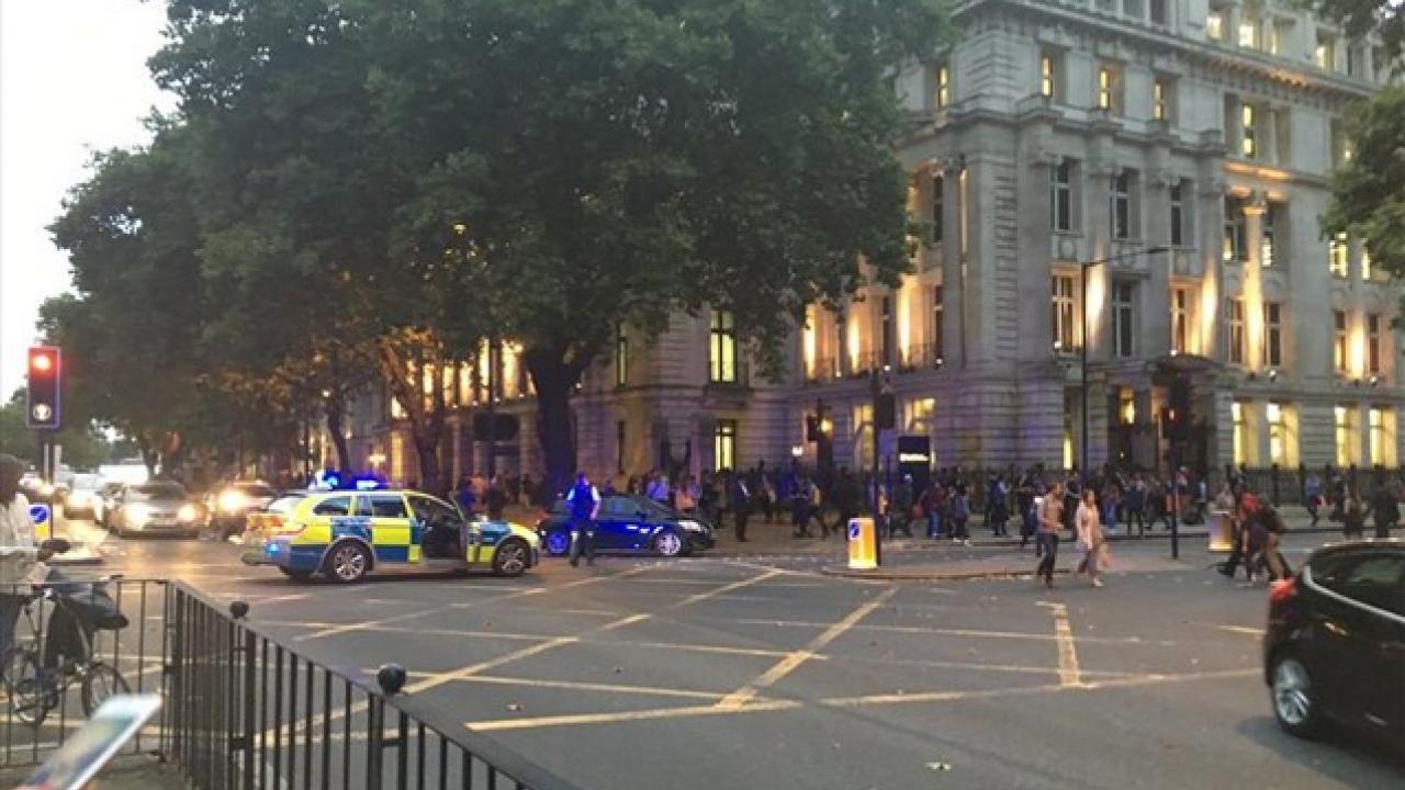 Λονδίνο: Η στιγμή που απορριμματοφόρο εκτός ελέγχου πέφτει πάνω σε αυτοκίνητα και σπίτι (βίντεο)