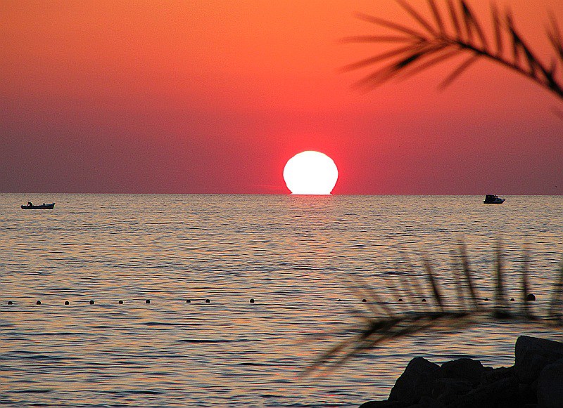 Εντυπωσιακό φαινόμενο: Ήλιος σχηματίζει το γράμμα ωμέγα ακριβώς πάνω από την επιφάνεια του νερού (φωτο)